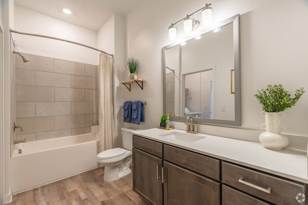 tapestry-forest-creek-collierville-tn-roan-2br-2ba---1100sf---bathroom-1
