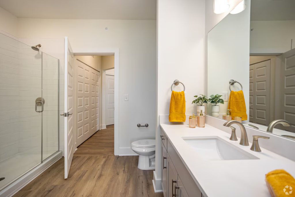 anchor-934-farragut-tn-2br-2ba-crew---1185sf---second-bathroom