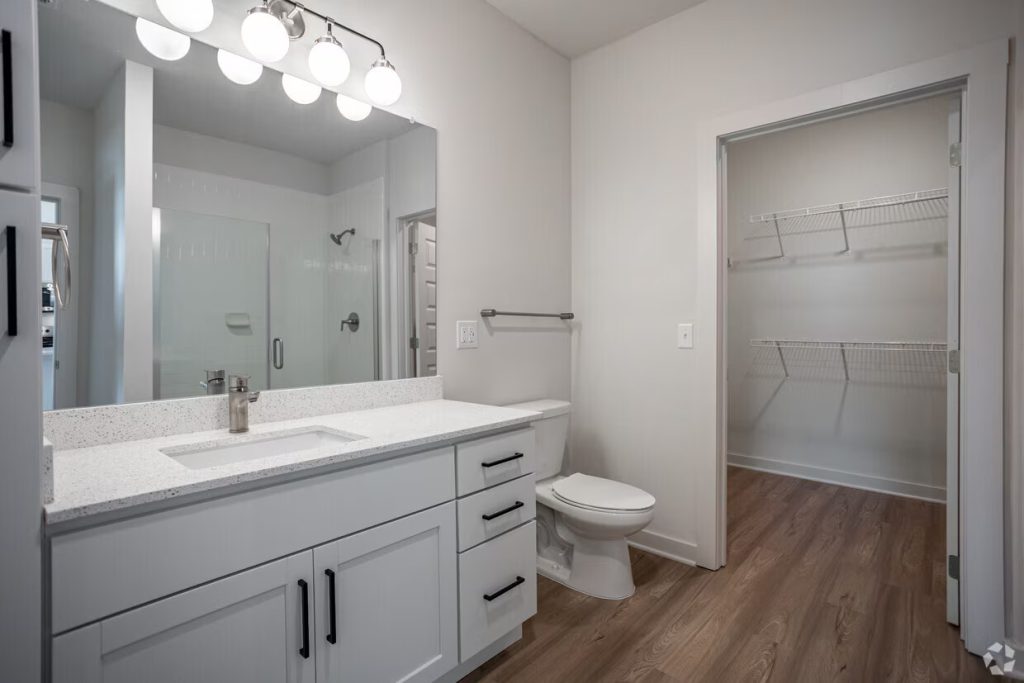 yardley-flats-apartments-knoxville-tn-1br-1ba---902sf---bathroom