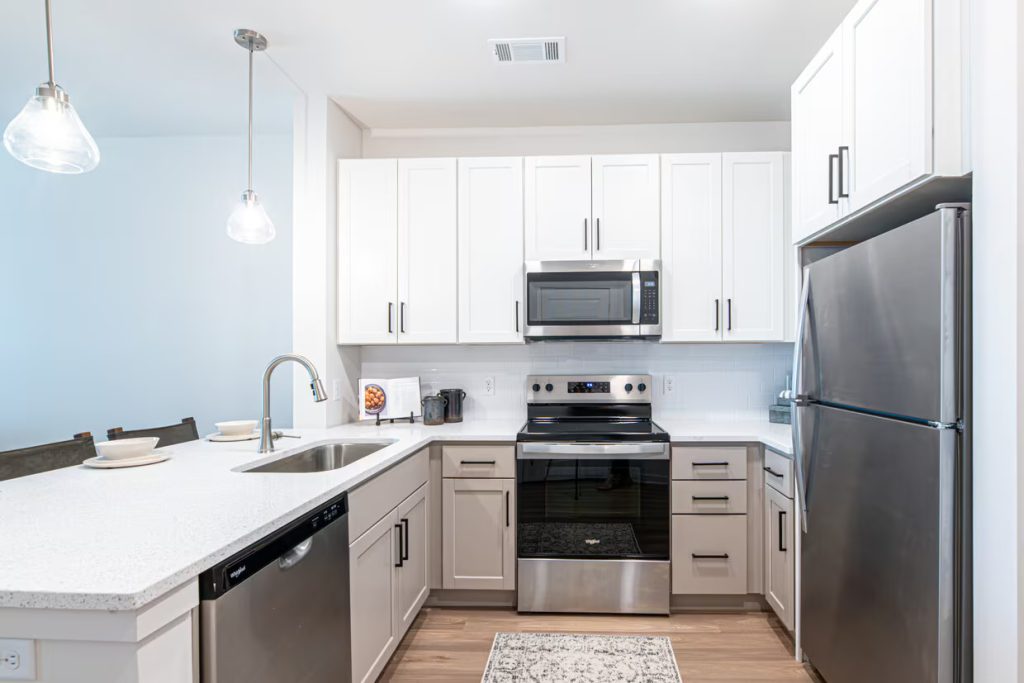 yardley-flats-apartments-knoxville-tn-aviator-kitchen---stainless-appliances